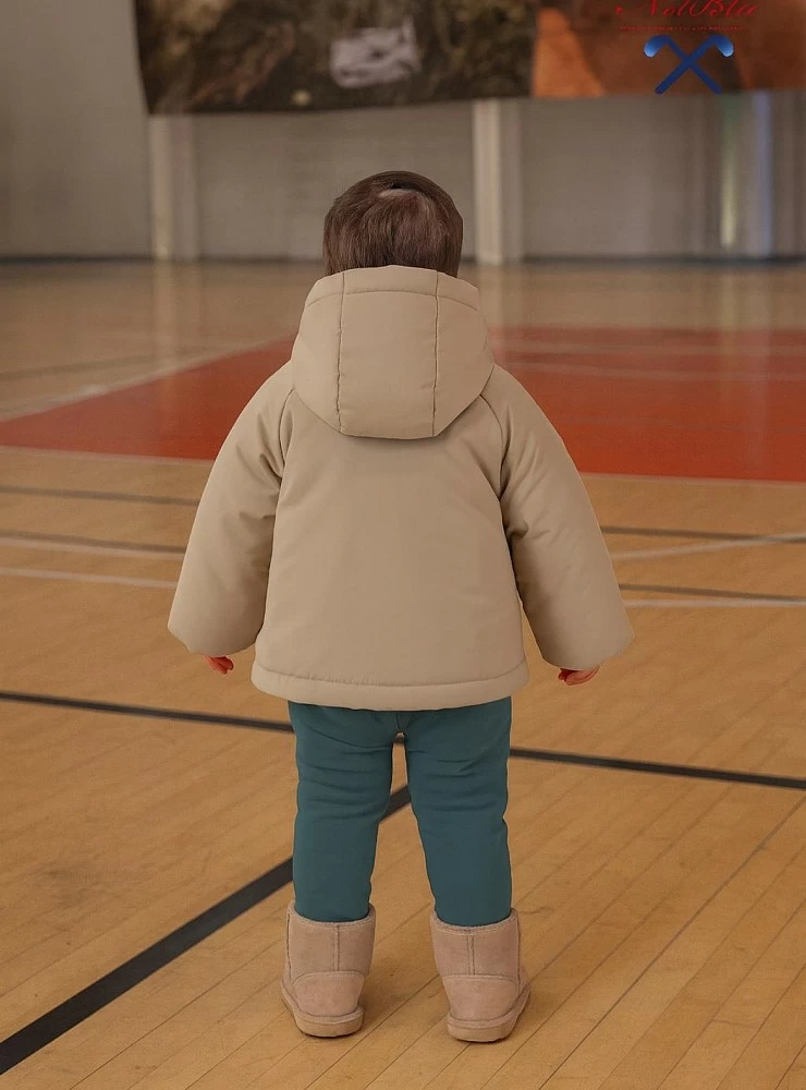 Abrigo engomado para niño color beige