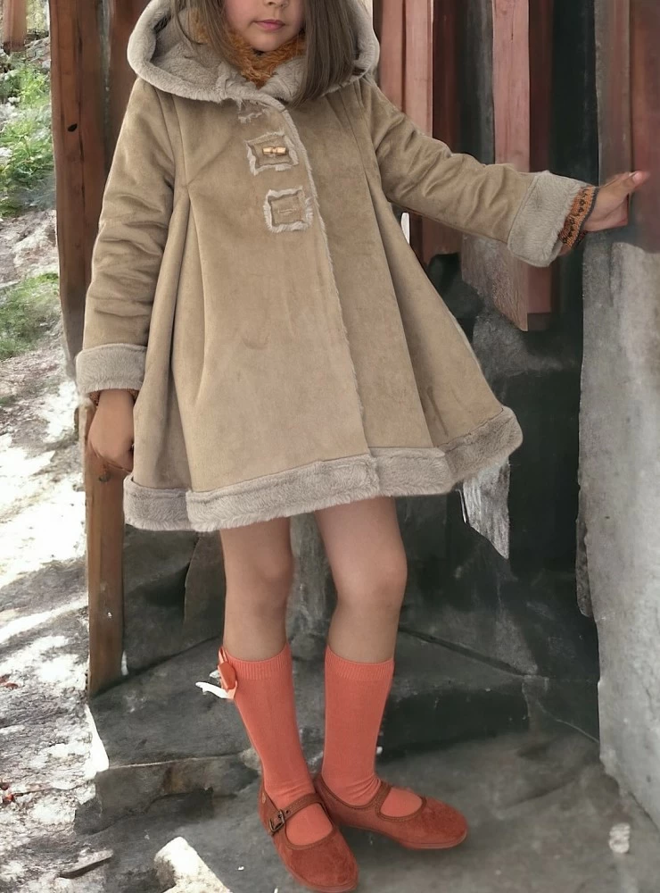 Abrigo para niña capeado de ante y pelo. Coleccion Azabache de Lolittos