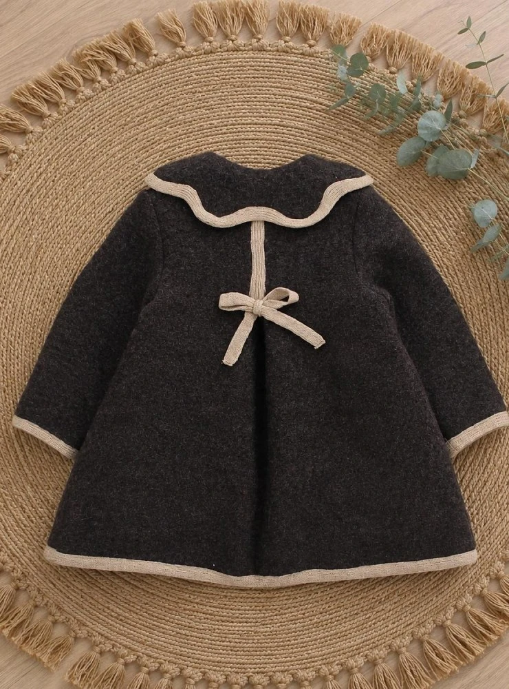 Austriaca de lana para niña con cuello y lazo de Foque