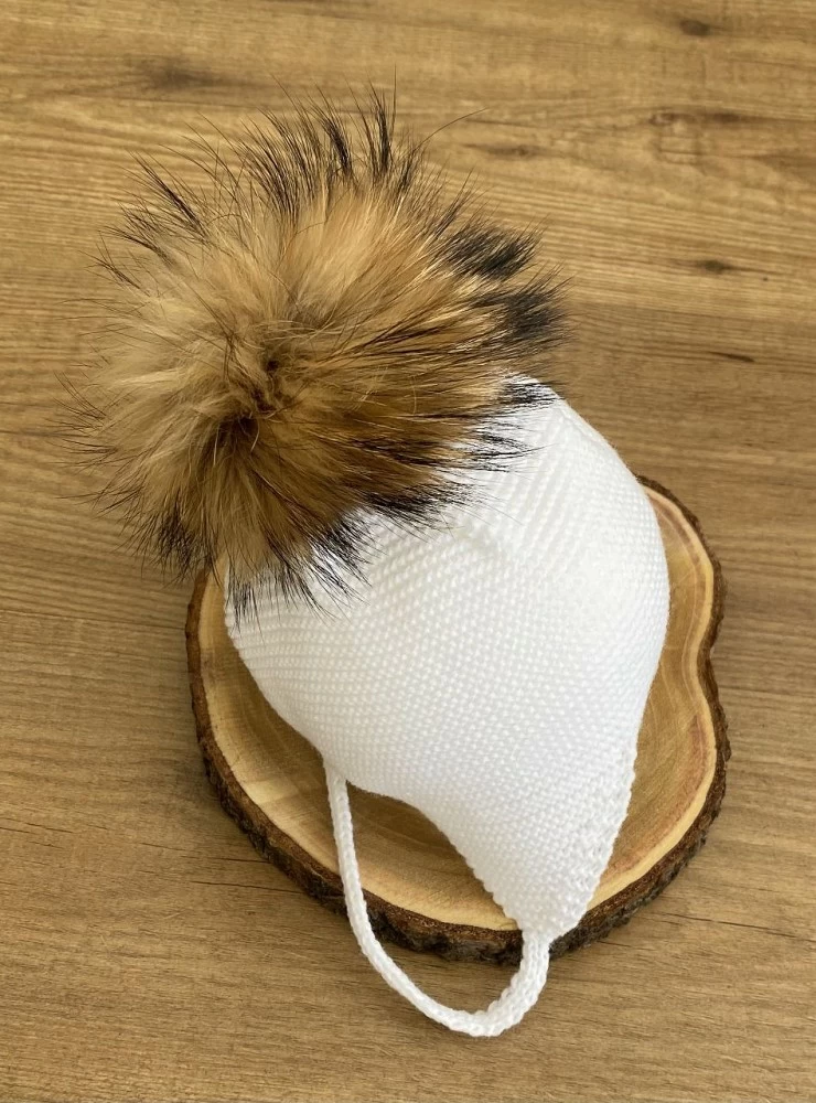 Aviator hat with fur pompom