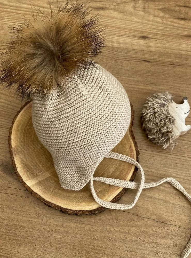 Aviator hat with fur pompom