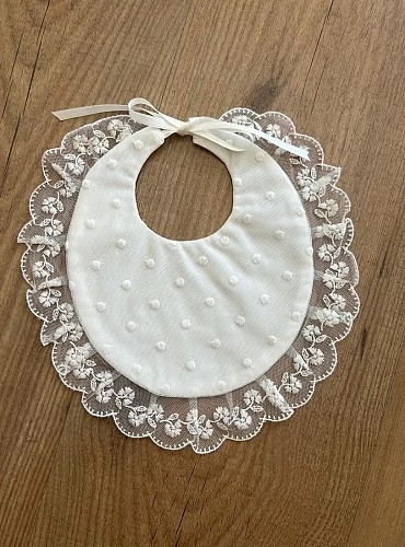 Babero de tul bordado para Bautizo