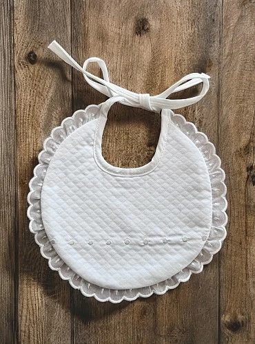 Babero redondo bordado artesanal. Unisex