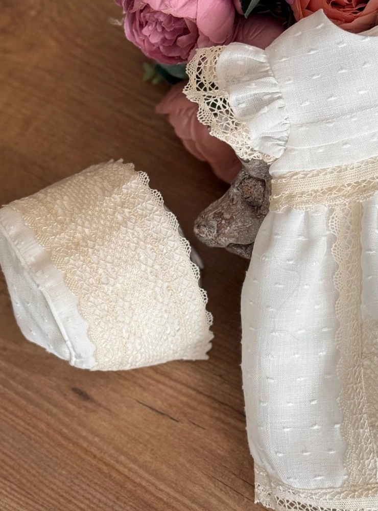 Baby dress with bonnet and bloomers, Caramelo collection
