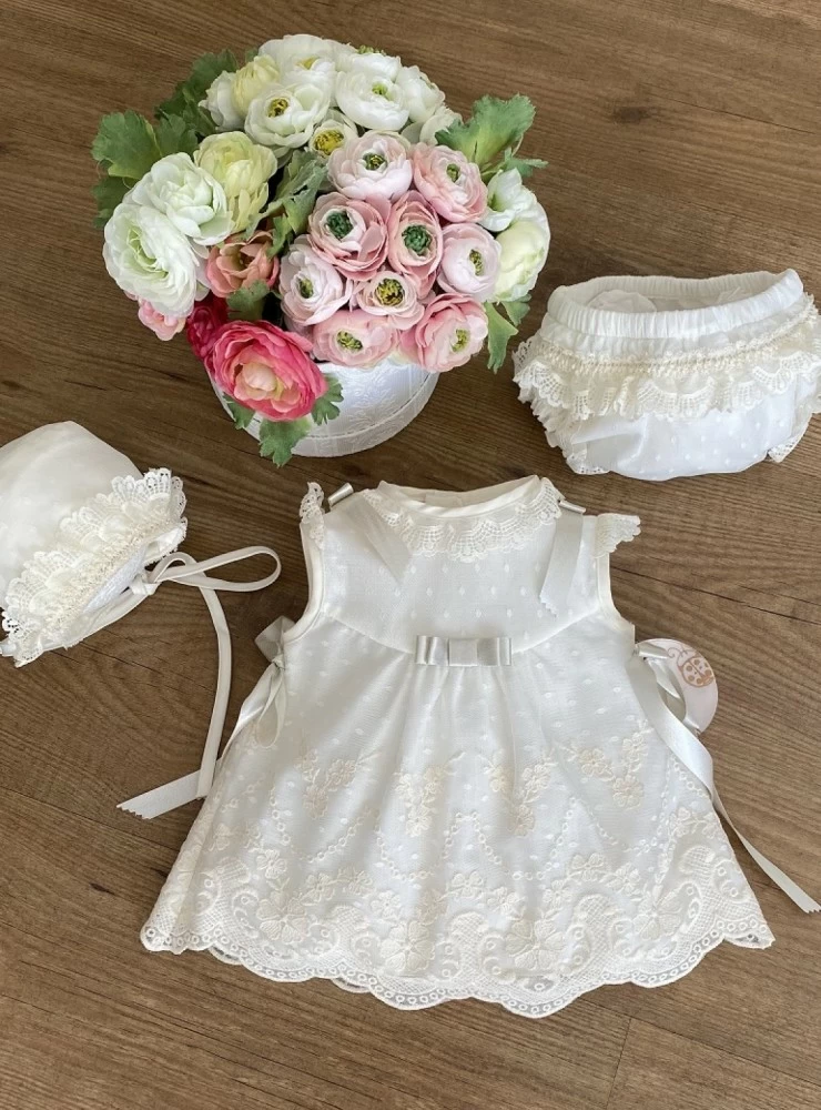 Baptism set for a girl with three pieces.
