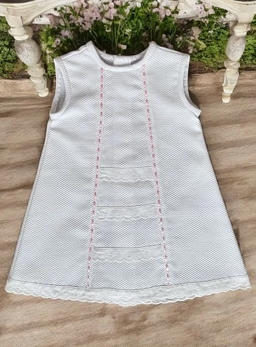 Batón para niña de piqué blanco con rosa. Talla única