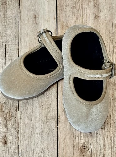 Beige velvet Mary Janes with Japanese buckle