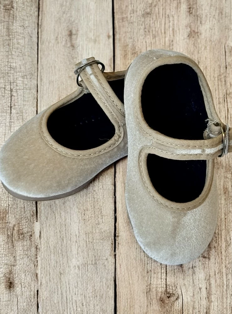 Beige velvet Mary Janes with Japanese buckle