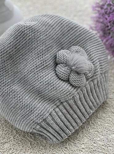Beret for girl in pink or gray, with natural pompom. O-Winter