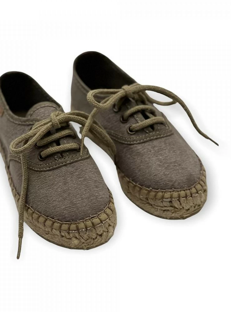 Blucher type espadrille for boy in natural color.