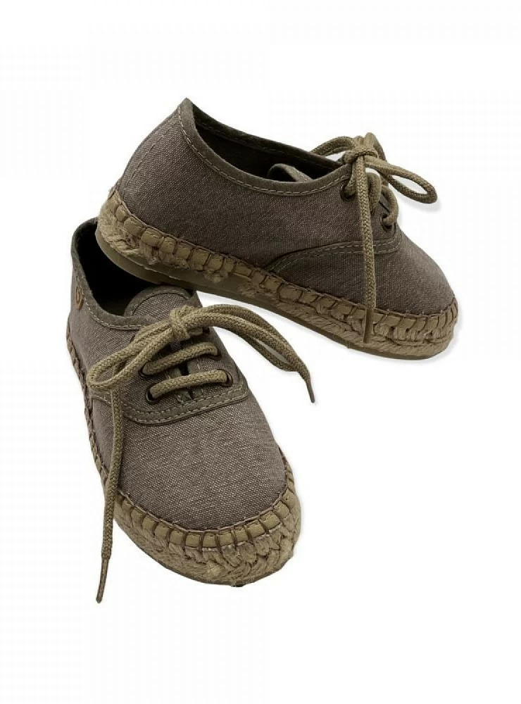 Blucher type espadrille for boy in natural color.