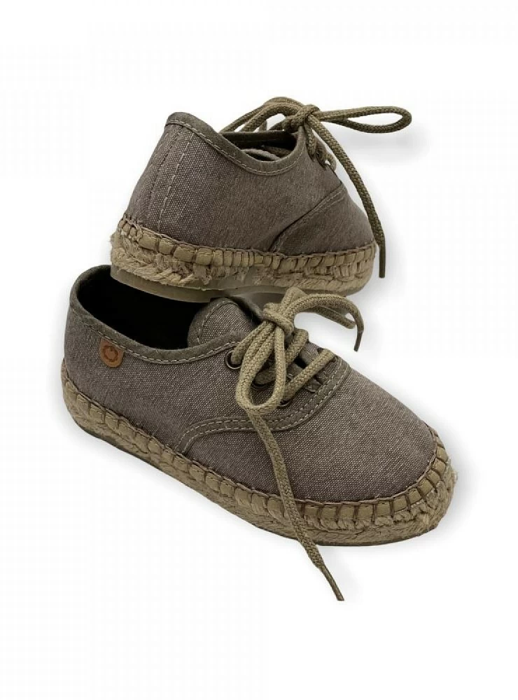 Blucher type espadrille for boy in natural color.