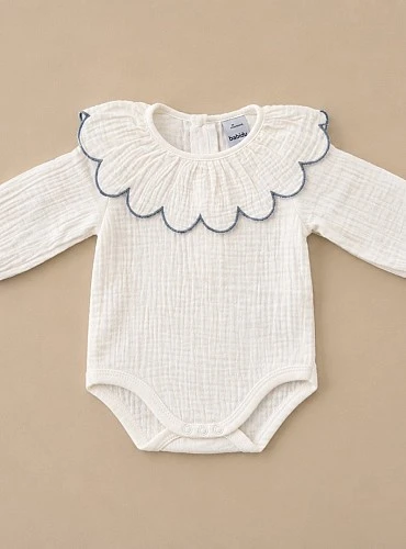 Body unisex de bambula con cuello de ondas