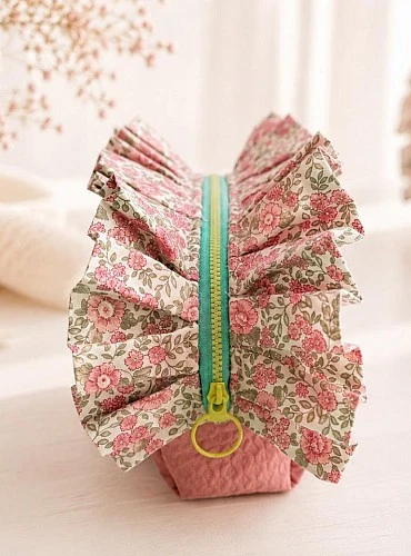 Bolsa de Aseo Artesanal Rosa con Volante Floral para Bebé y Mamá