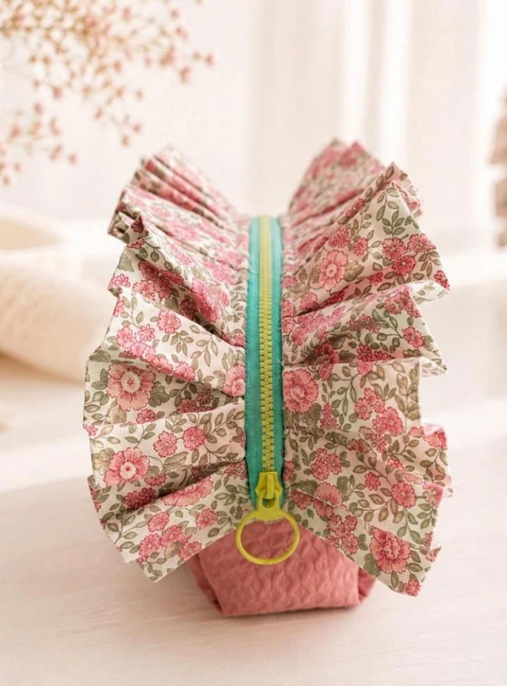 Bolsa de Aseo Artesanal Rosa con Volante Floral para Bebé y Mamá