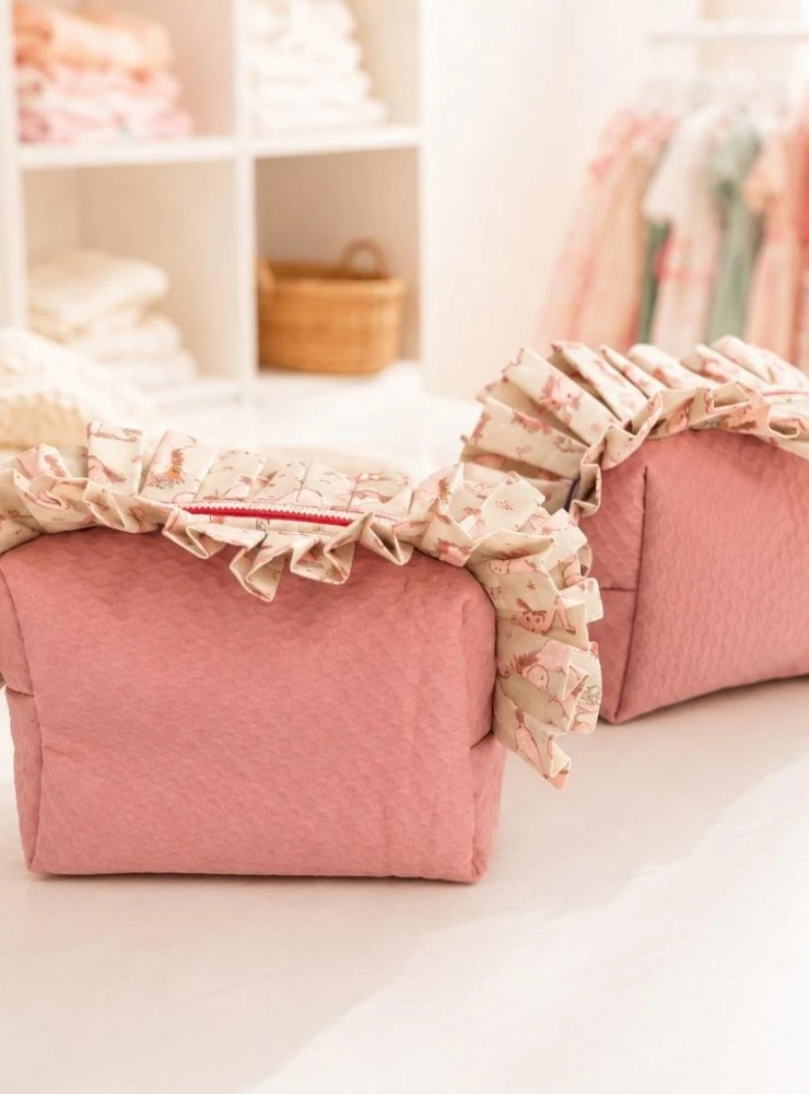 Bolsa de Aseo Artesanal Rosa con Volante para Bebé y Mamá