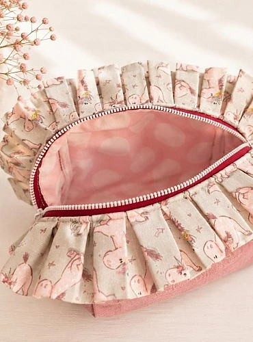 Bolsa de Aseo Artesanal Rosa con Volante para Bebé y Mamá