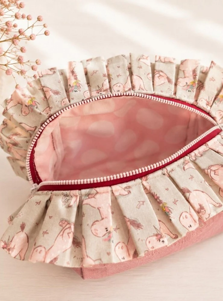 Bolsa de Aseo Artesanal Rosa con Volante para Bebé y Mamá