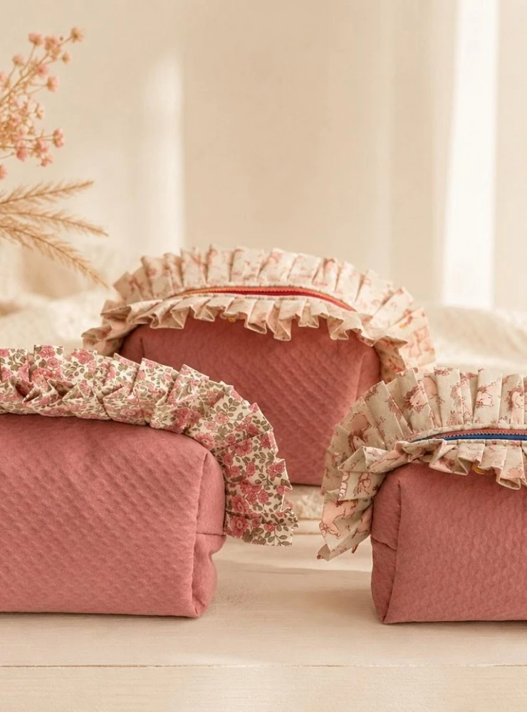 Bolsa de Aseo Artesanal Rosa con Volante para Bebé y Mamá