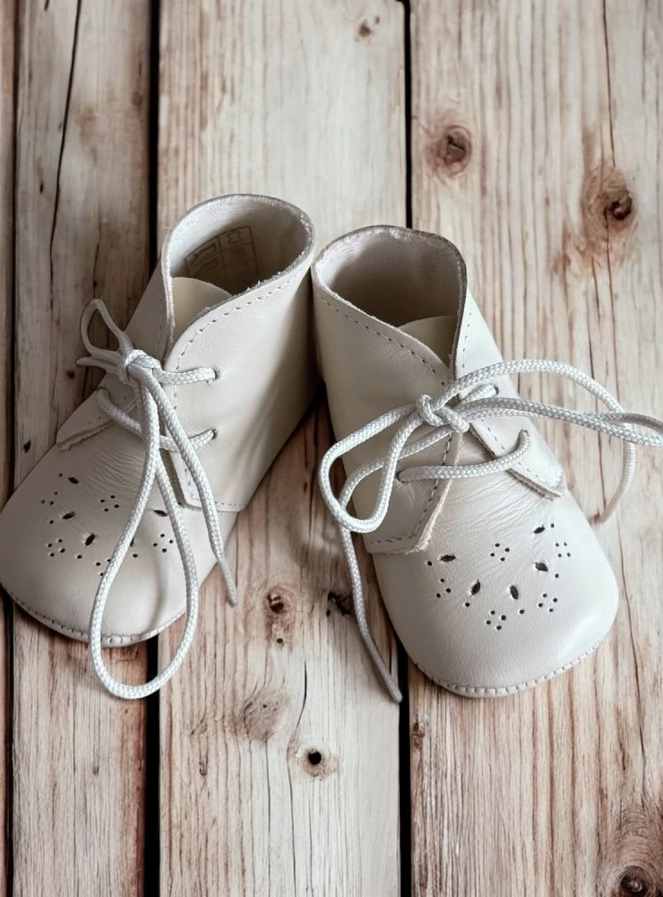 Botitas para niño en piel beige especial Bautizo