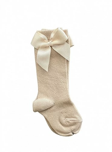 Calcetín alto o calza marca Cóndor punto liso con lazo. Color 304 lino