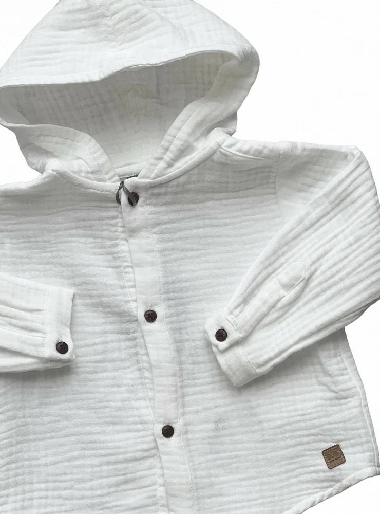 Camisa de bambula blanca para niño.