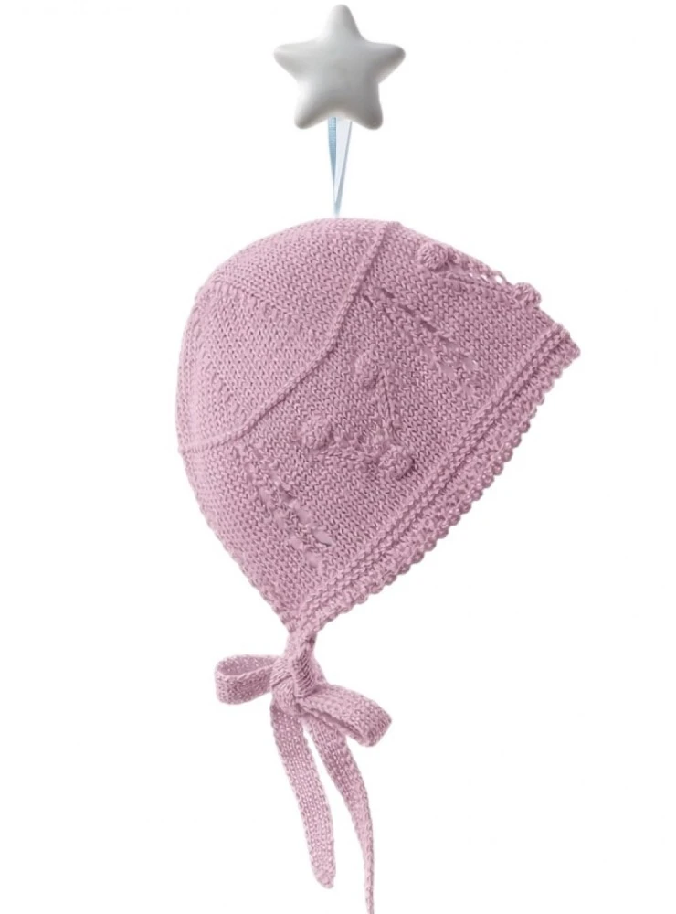 Capota para niña en punto finito. Primeras puestas