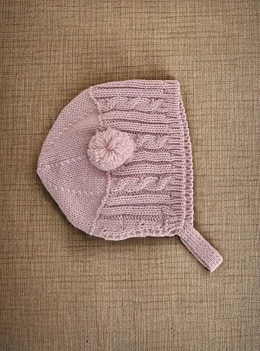Capotita en punto ochitos de invierno para bebé