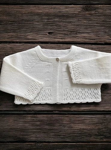 Chaqueta corta unisex para bautizo. Color beige claro.