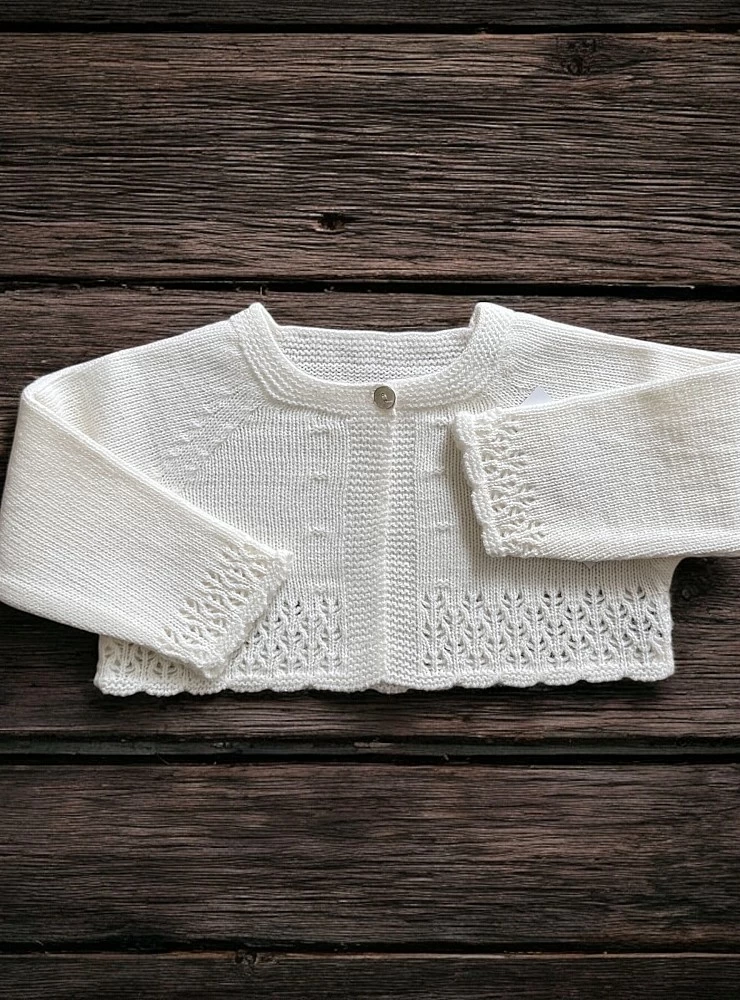 Chaqueta corta unisex para bautizo. Color beige claro.