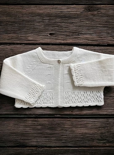 Chaqueta corta unisex para bautizo. Color beige claro.