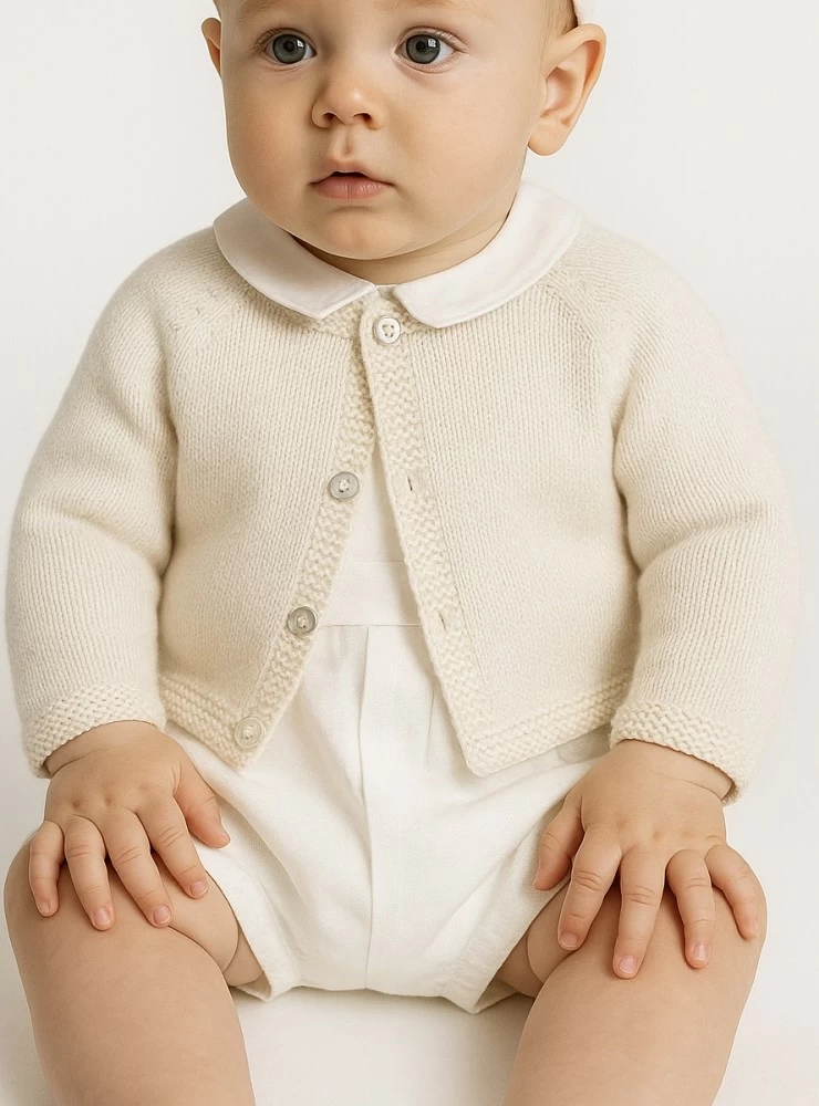 Chaqueta de bautizo larga color beige. Unisex