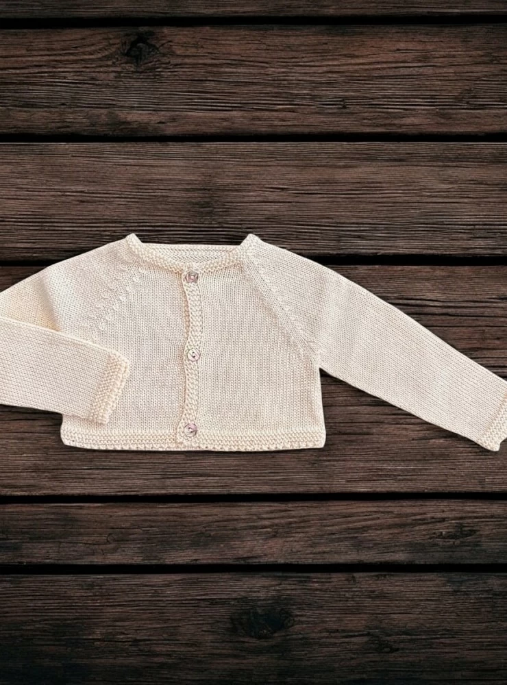 Chaqueta de bautizo larga color beige. Unisex