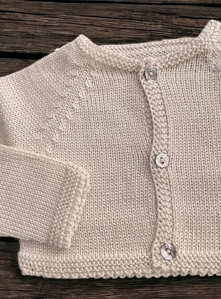 Chaqueta de bautizo larga color beige. Unisex
