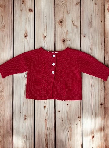 Chaqueta larga en punto liso. Es unisex