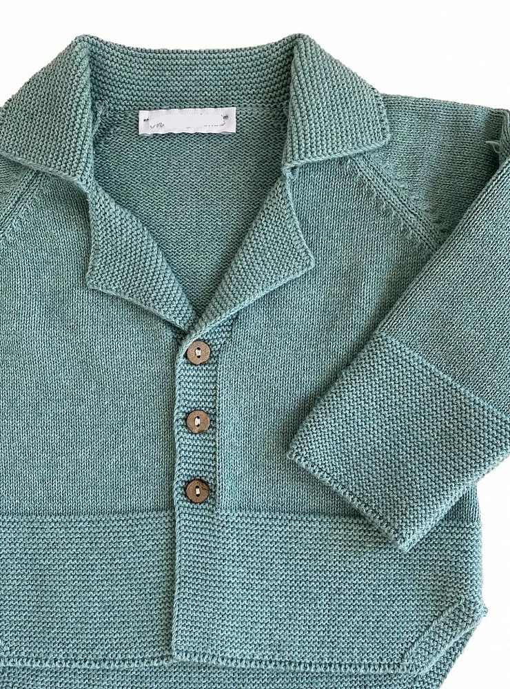 Chaqueta larga para niño color verde seco.