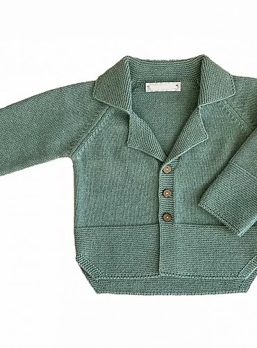 Chaqueta larga para niño color verde seco.