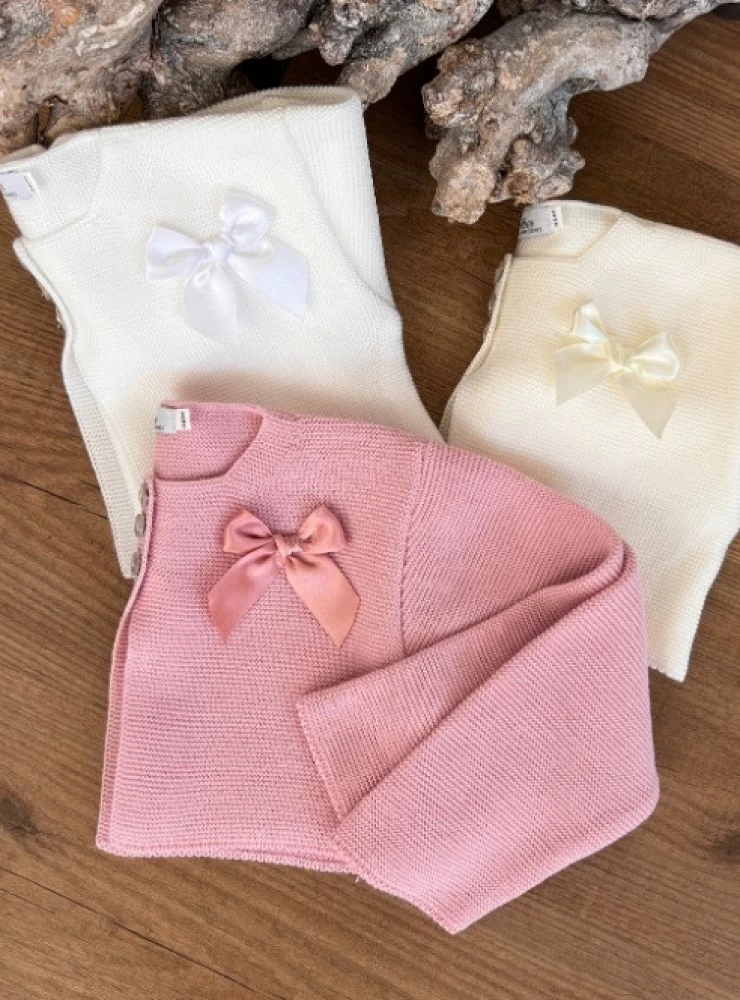 Chaqueta para niña de hilo tres colores con lazo al Lacasitadeblanca.es