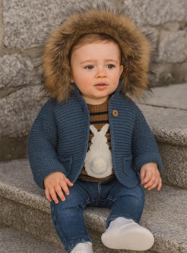 Chaquetón en punto con capucha de pelo natural. Colección Pastelito de Lolittos