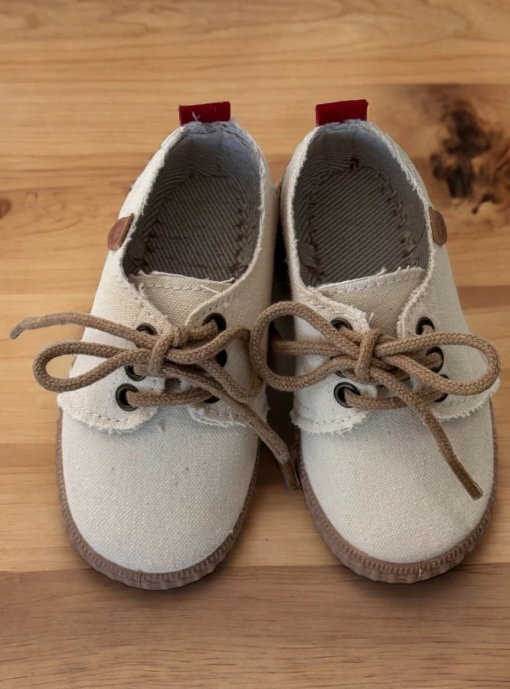 Children's linen shoe with laces. Special ceremony
