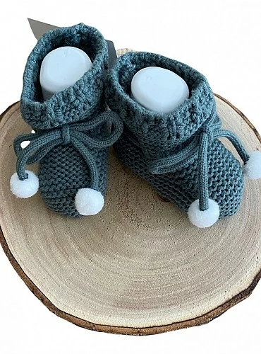 Chubby knit booties. With raw pompoms.