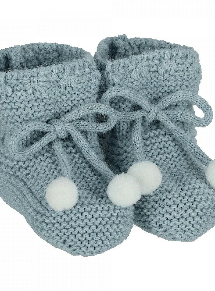 Chubby knit booties. With raw pompoms.