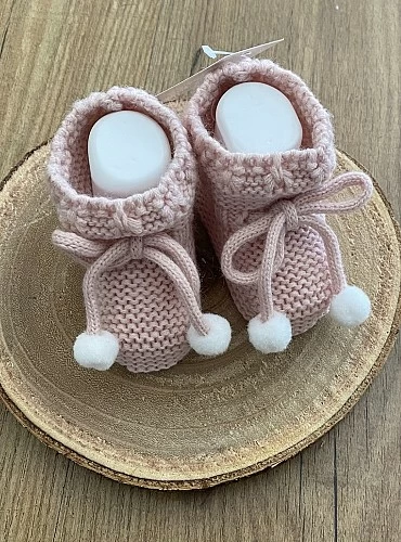 Chubby knit booties. With raw pompoms.