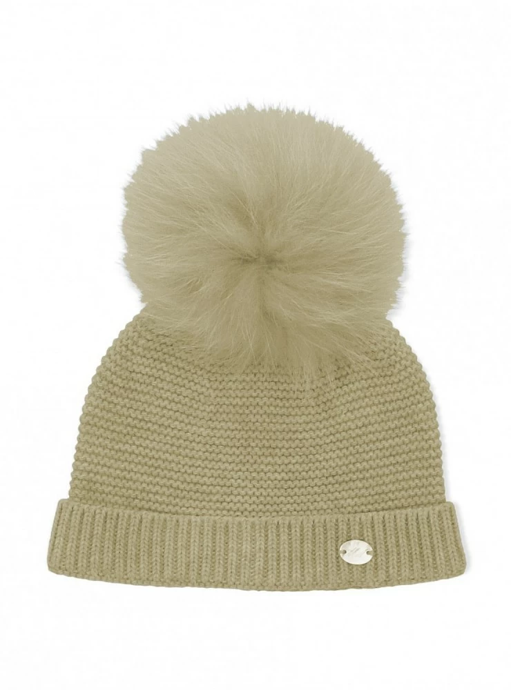 Chubby knit hat in various colors. It wears a natural fur pompom.