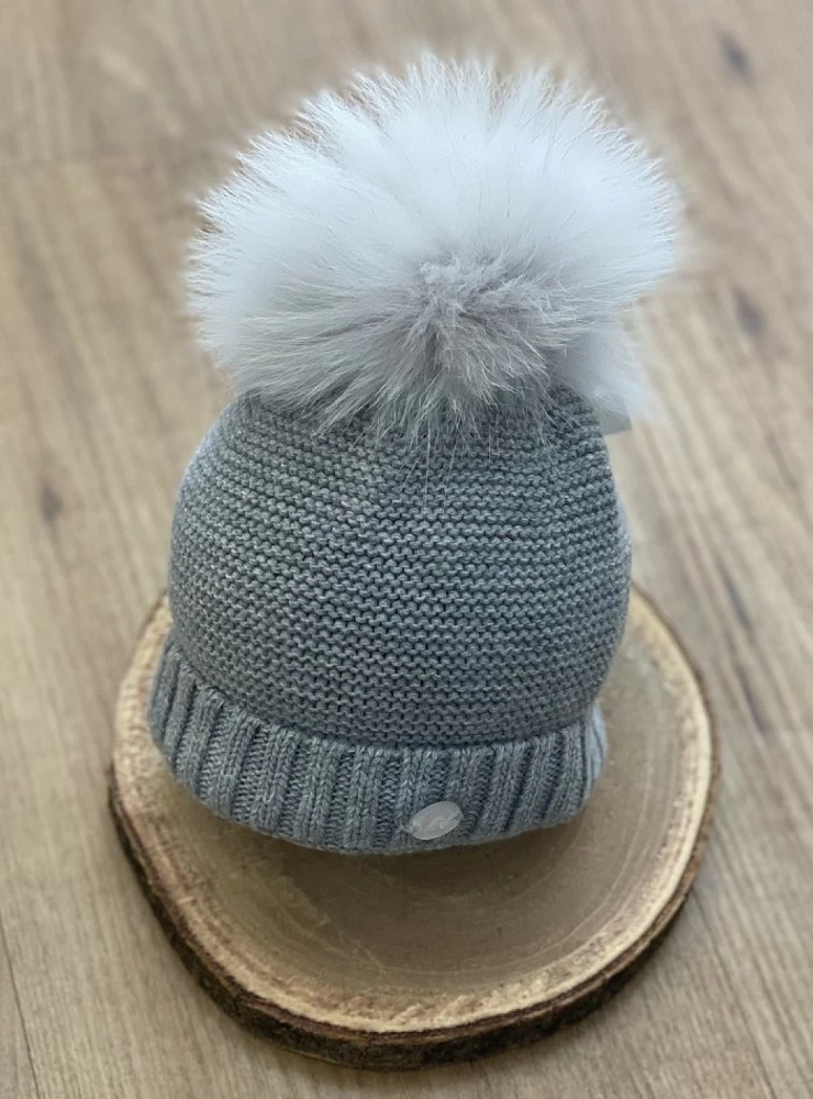 Chubby knit hat in various colors. It wears a natural fur pompom.