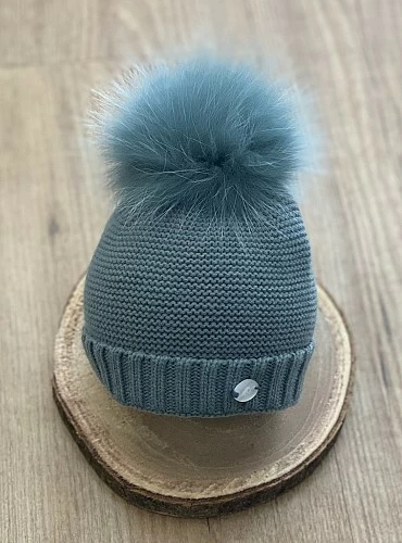 Chubby knit hat in various colors. It wears a natural fur pompom.