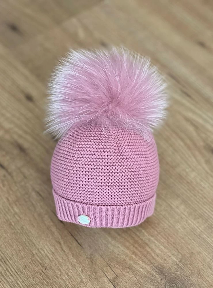 Chubby knit hat in various colors. It wears a natural fur pompom.