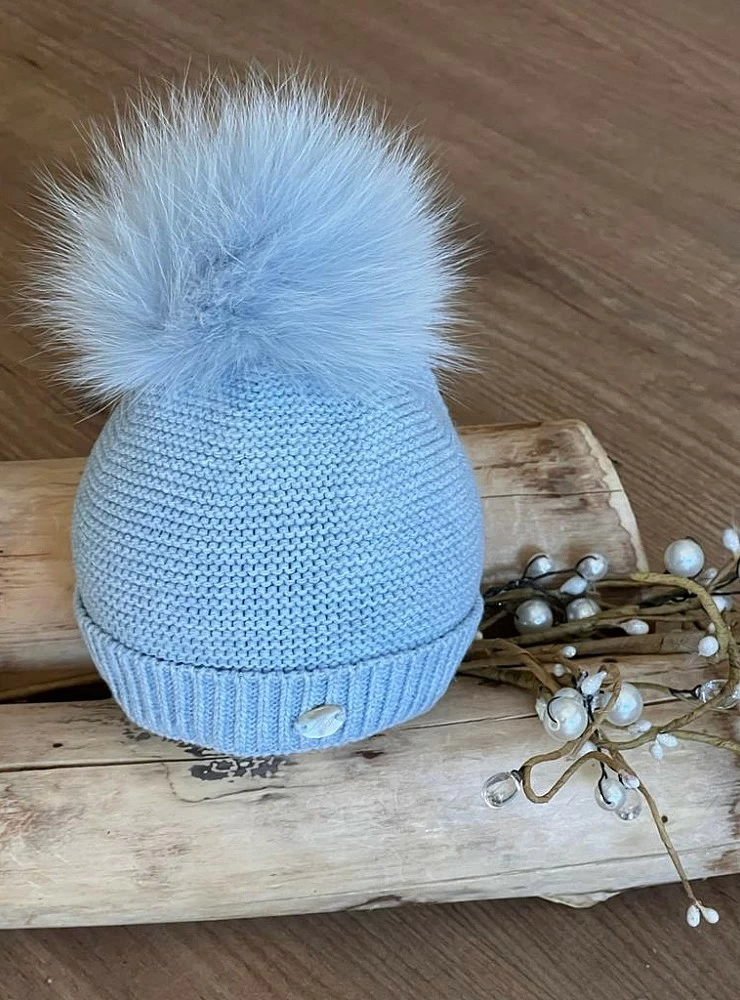 Chubby knit hat in various colors. It wears a natural fur pompom.