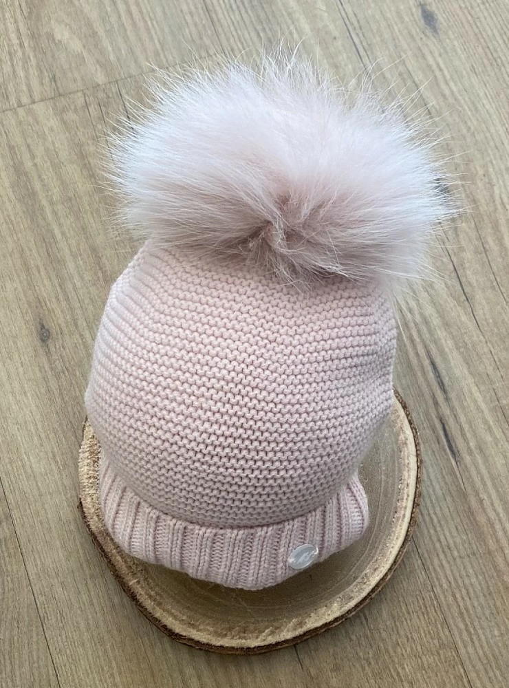 Chubby knit hat in various colors. It wears a natural fur pompom.