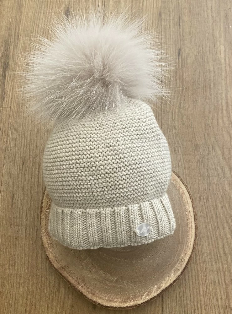 Chubby knit hat in various colors. It wears a natural fur pompom.